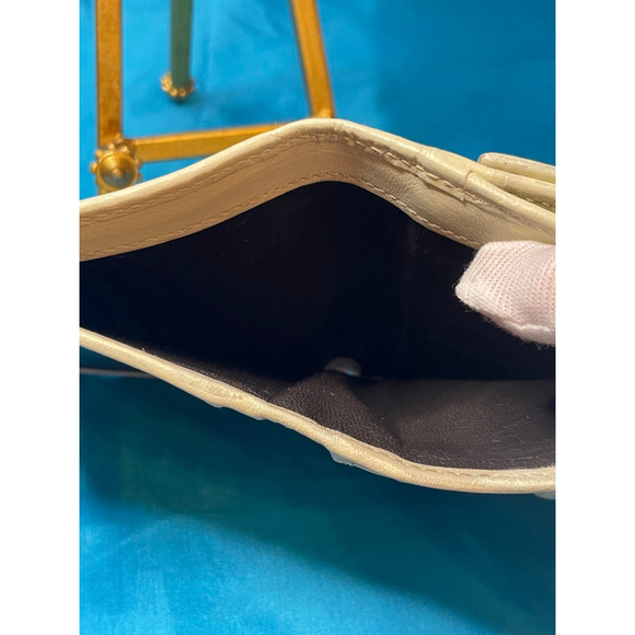 Gucci Vanilla Cream Leather Heart Logo Bi-Fold Wallet - Picture 7 of 15